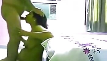 អាសូររបស់ខ្ញុំកោរ pussy ជាមួយ dildo ផ្ទាល់នៅលើកាមេរ៉ា